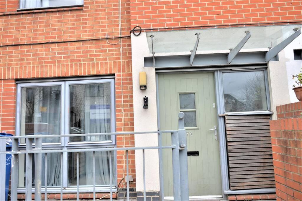 London 4 Bedroom House 外观 照片