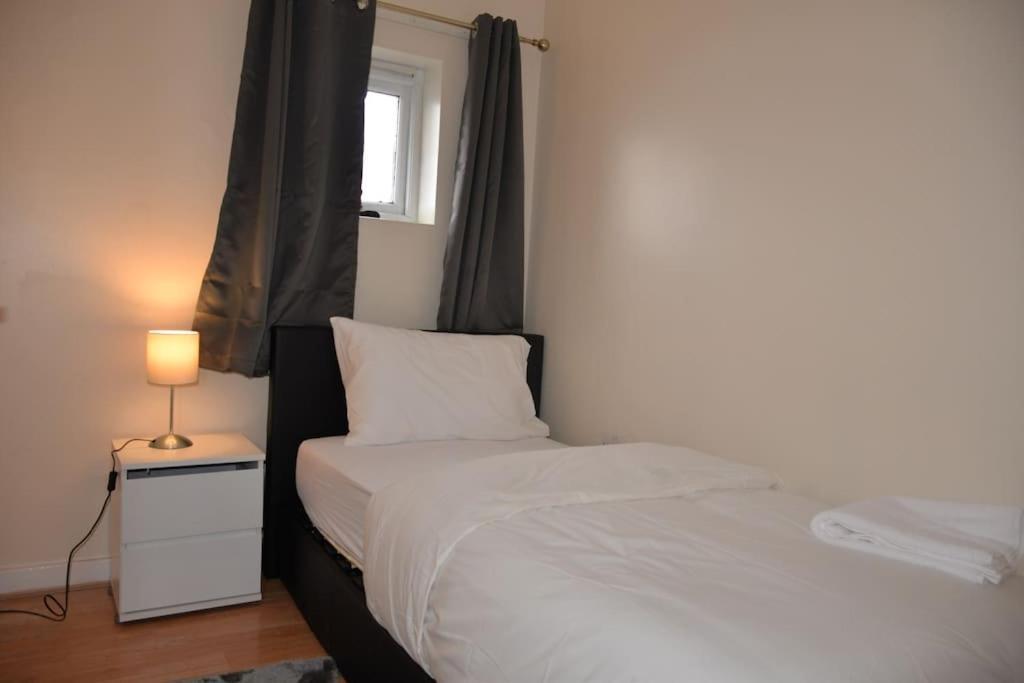 London 4 Bedroom House 外观 照片