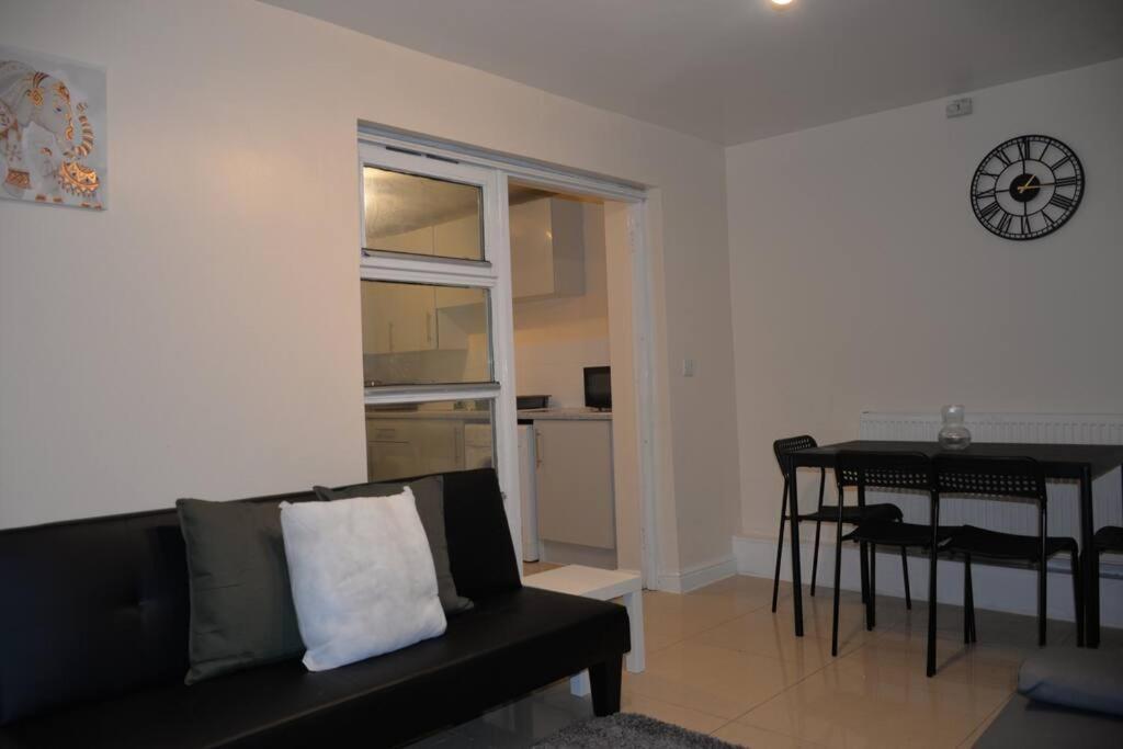London 4 Bedroom House 外观 照片