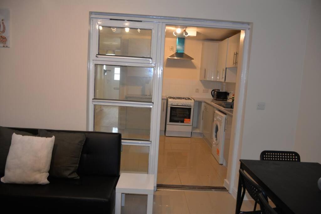 London 4 Bedroom House 外观 照片