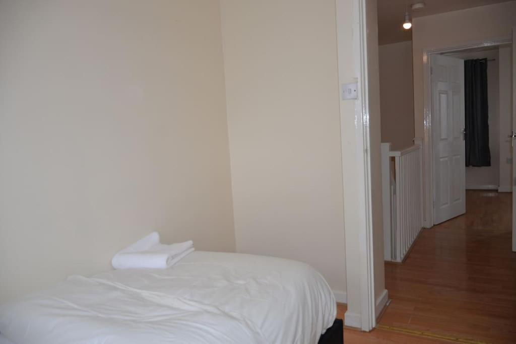 London 4 Bedroom House 外观 照片