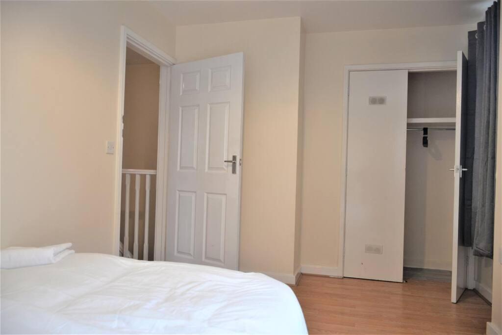 London 4 Bedroom House 外观 照片
